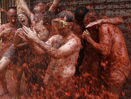 Annual tomato fight revelry comes on stage in Bunol